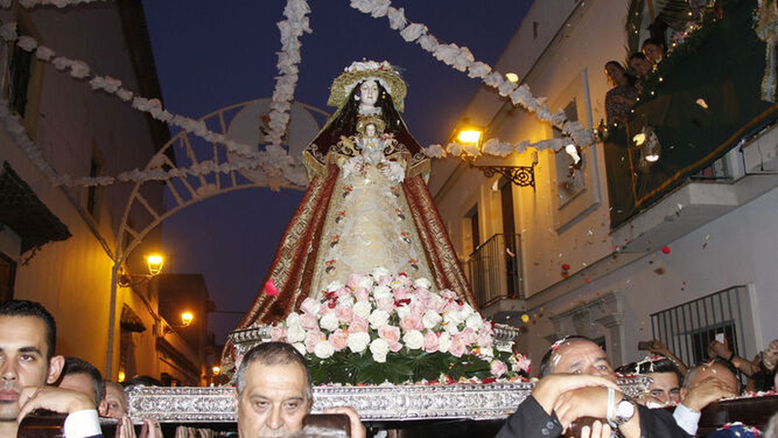 Una imagen de archivo de la salida procesional de la Virgen del Rocío en 2019.