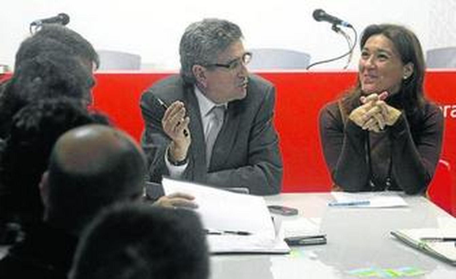 Luis Pizarro y Gemma Araujo, durante la reunión de trabajo ayer con los miembros de la lista.