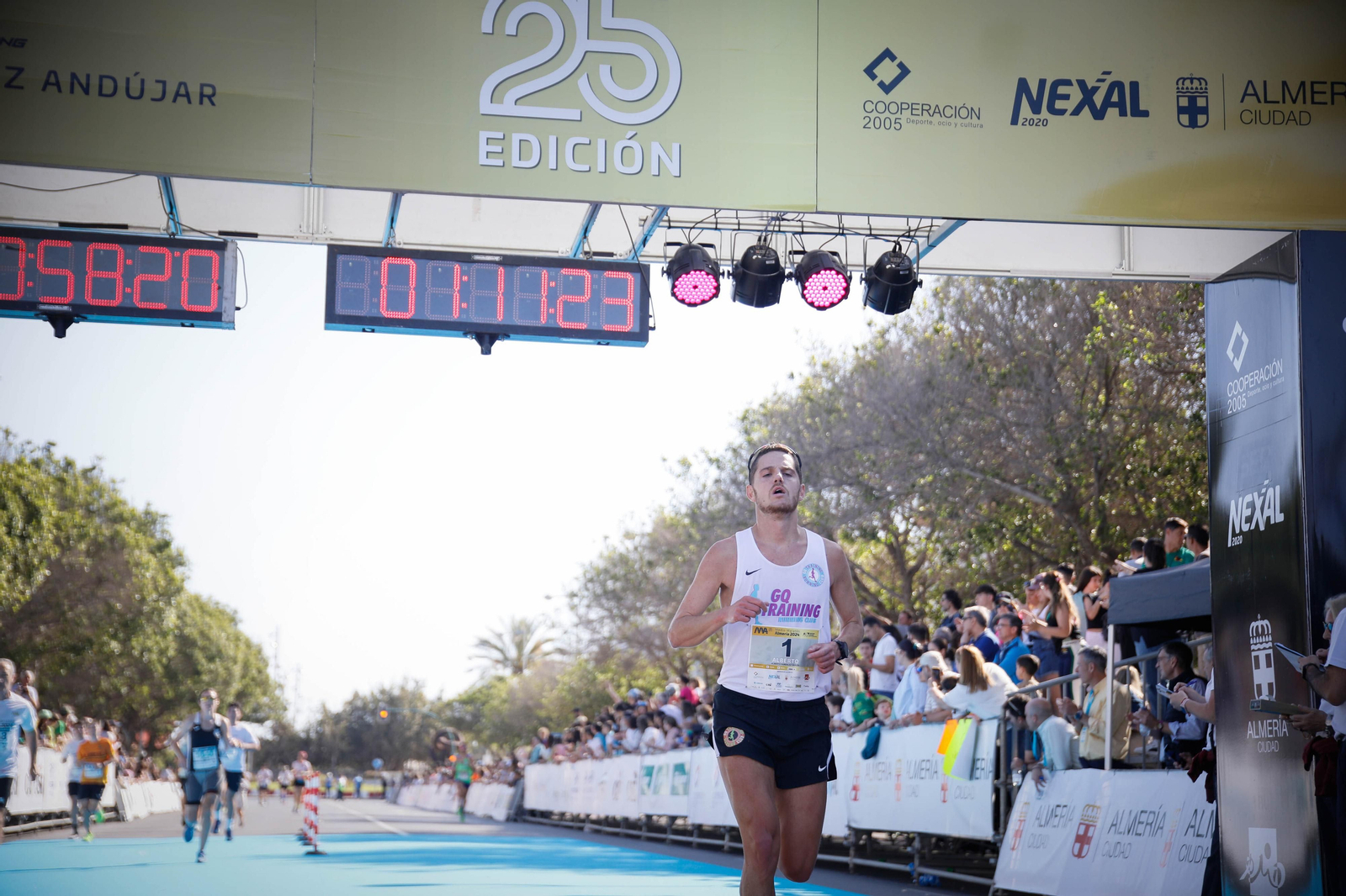Imágenes de la llegada de la Media maratón Ciudad de Almería