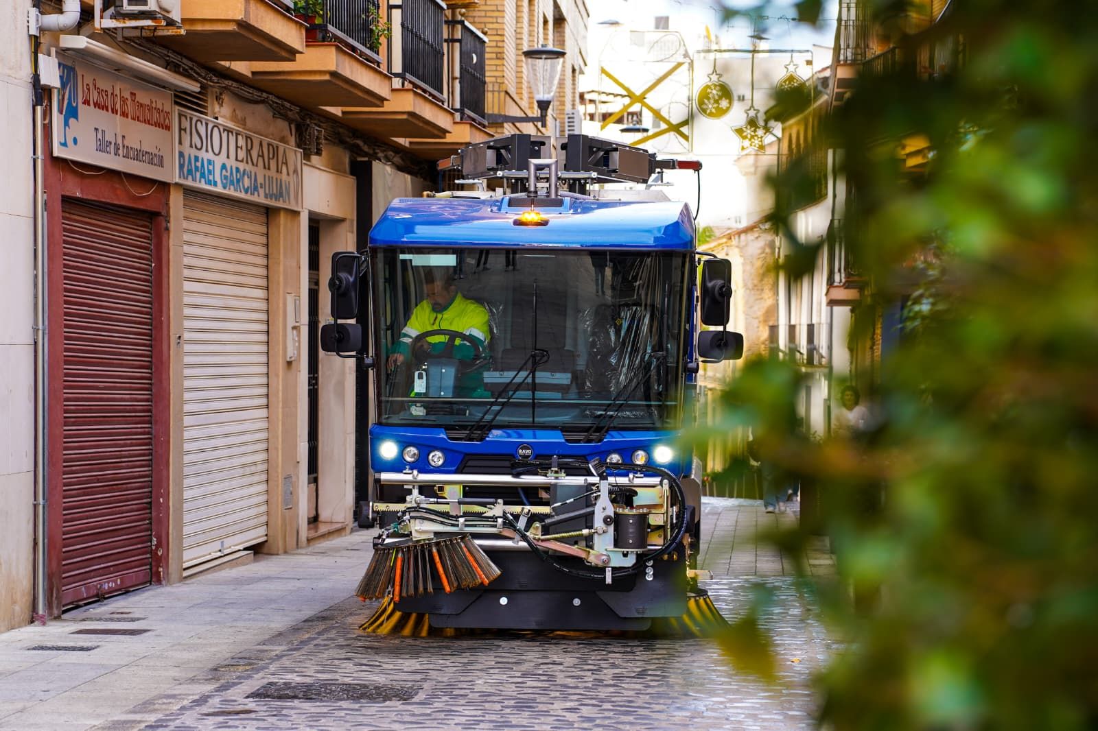 Un operador limpiando una de las calles de Motril