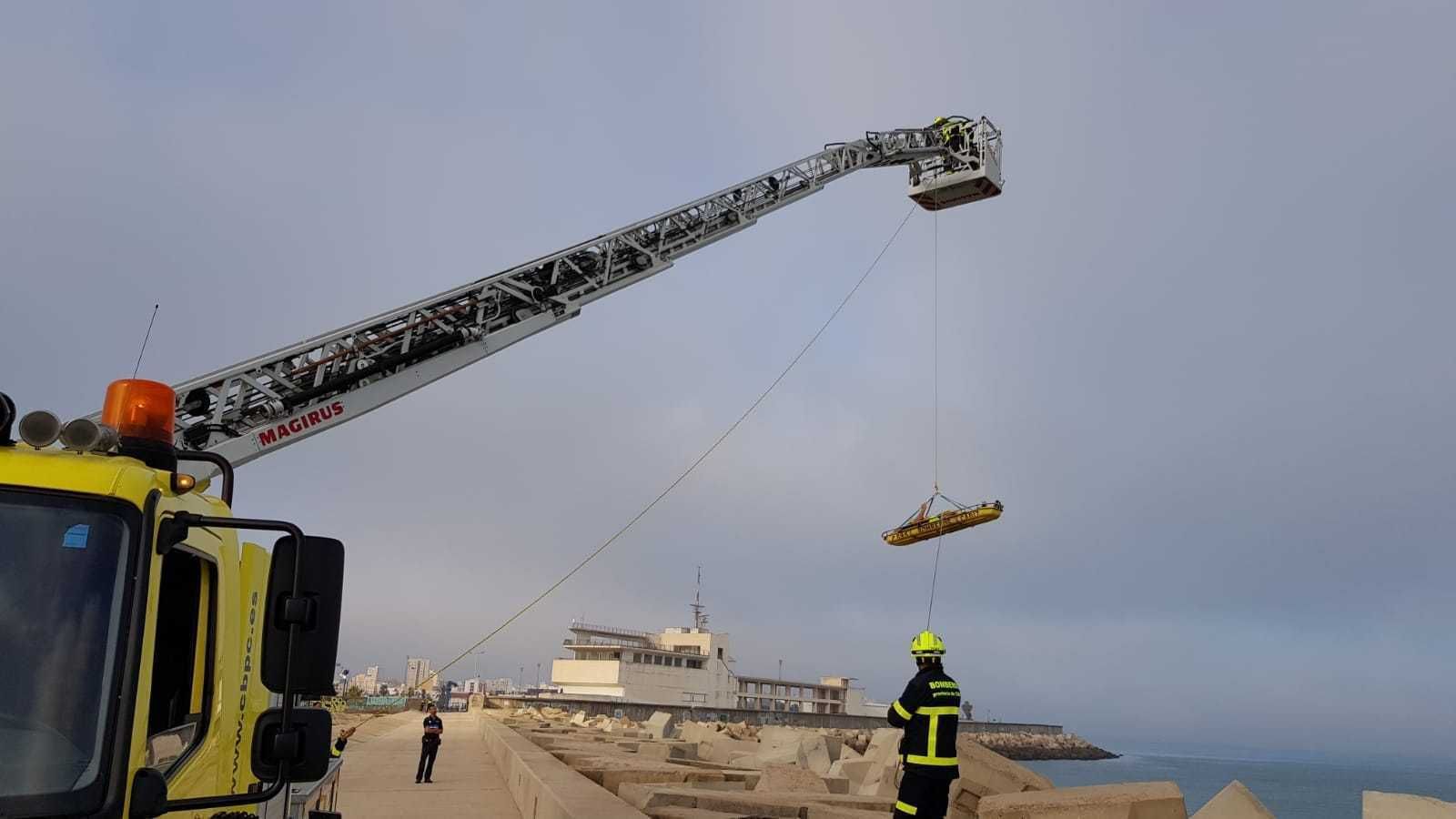 Los bomberos utilizaron una grúa para poder elevar la camilla con la que rescataron al joven.
