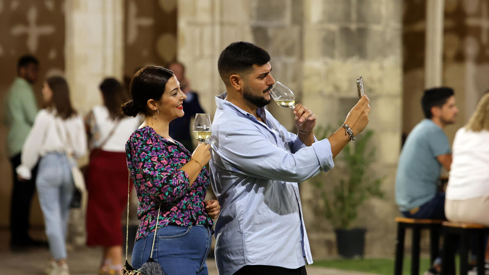 Imágenes de Entre Vinos, Tintos y Blancos, en los Claustros de Jerez