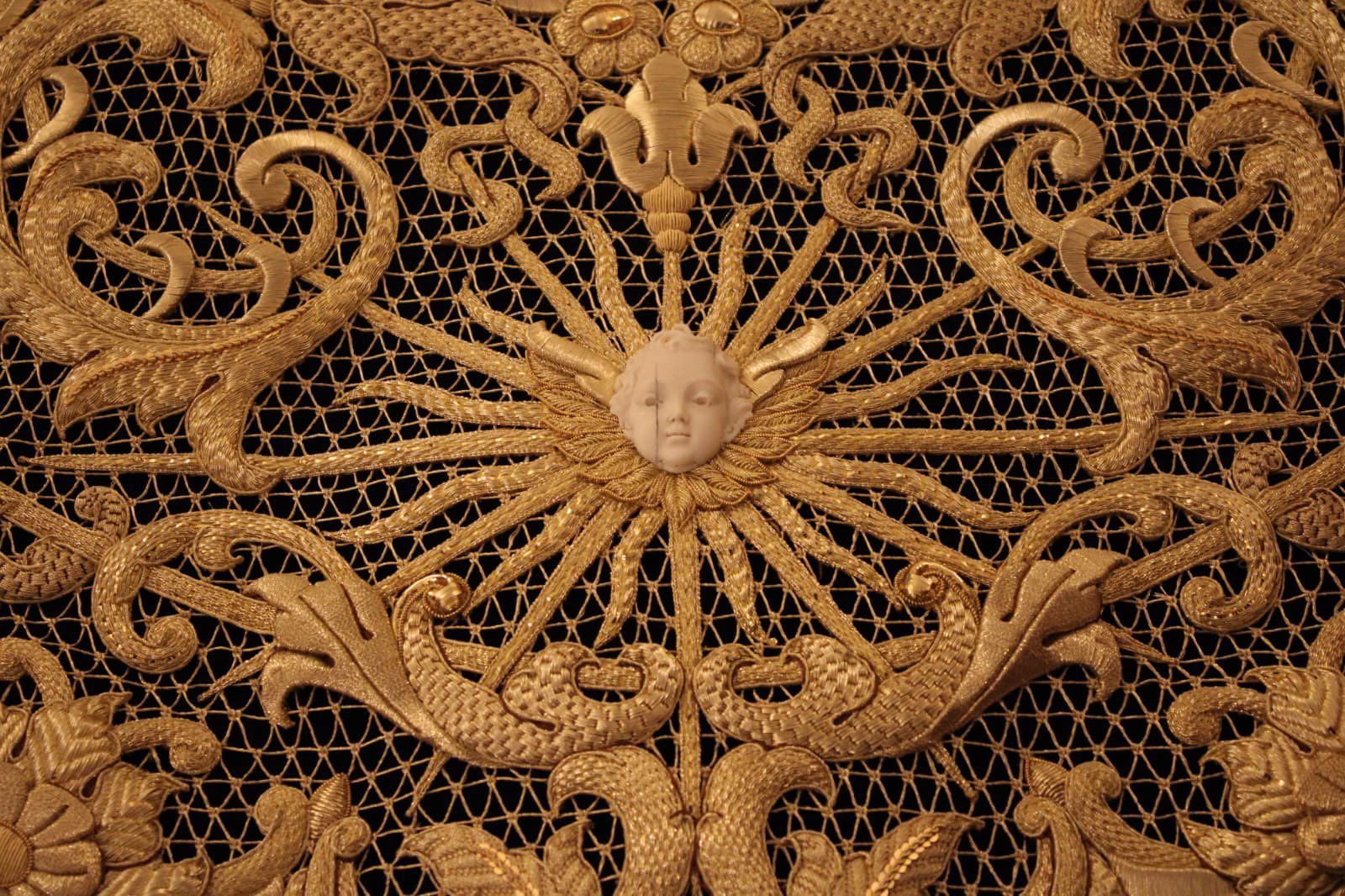 Nueva toca de sobremanto de la Virgen de los Dolores