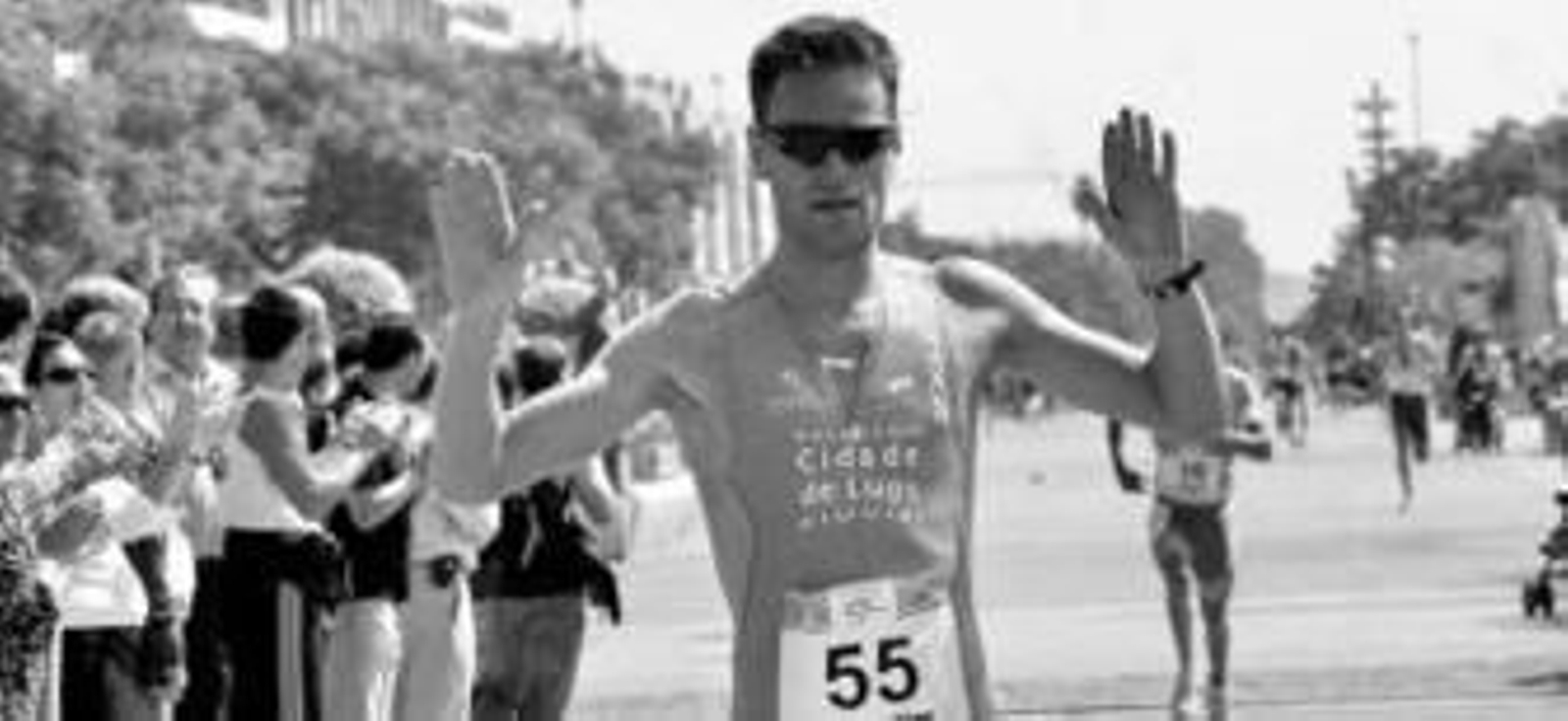 Sergio Lorenzo entra en la meta seguido de cerca por Arnés.