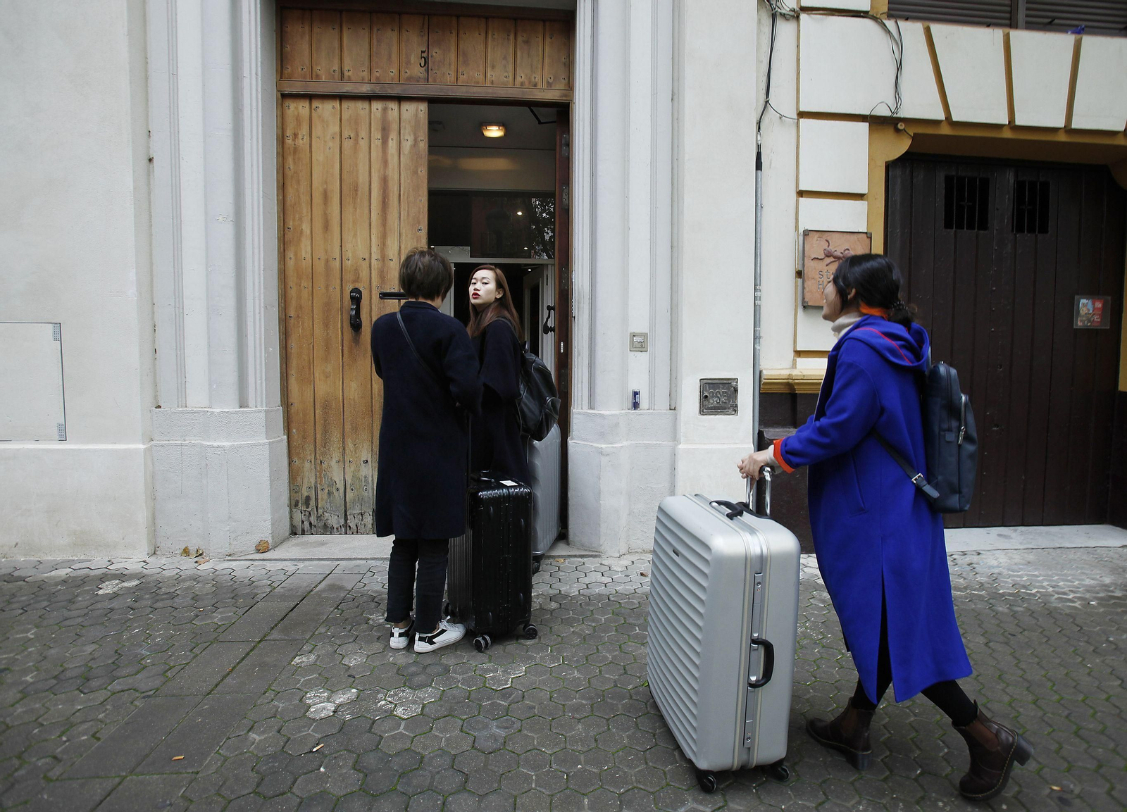 Visitantes entrando en una vivienda turística de Sevilla.