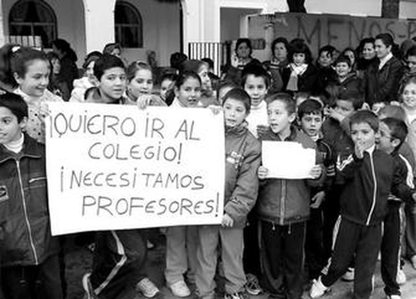 Los alumnos se manifestaron ayer con sus padres en la entrada del centro docente.