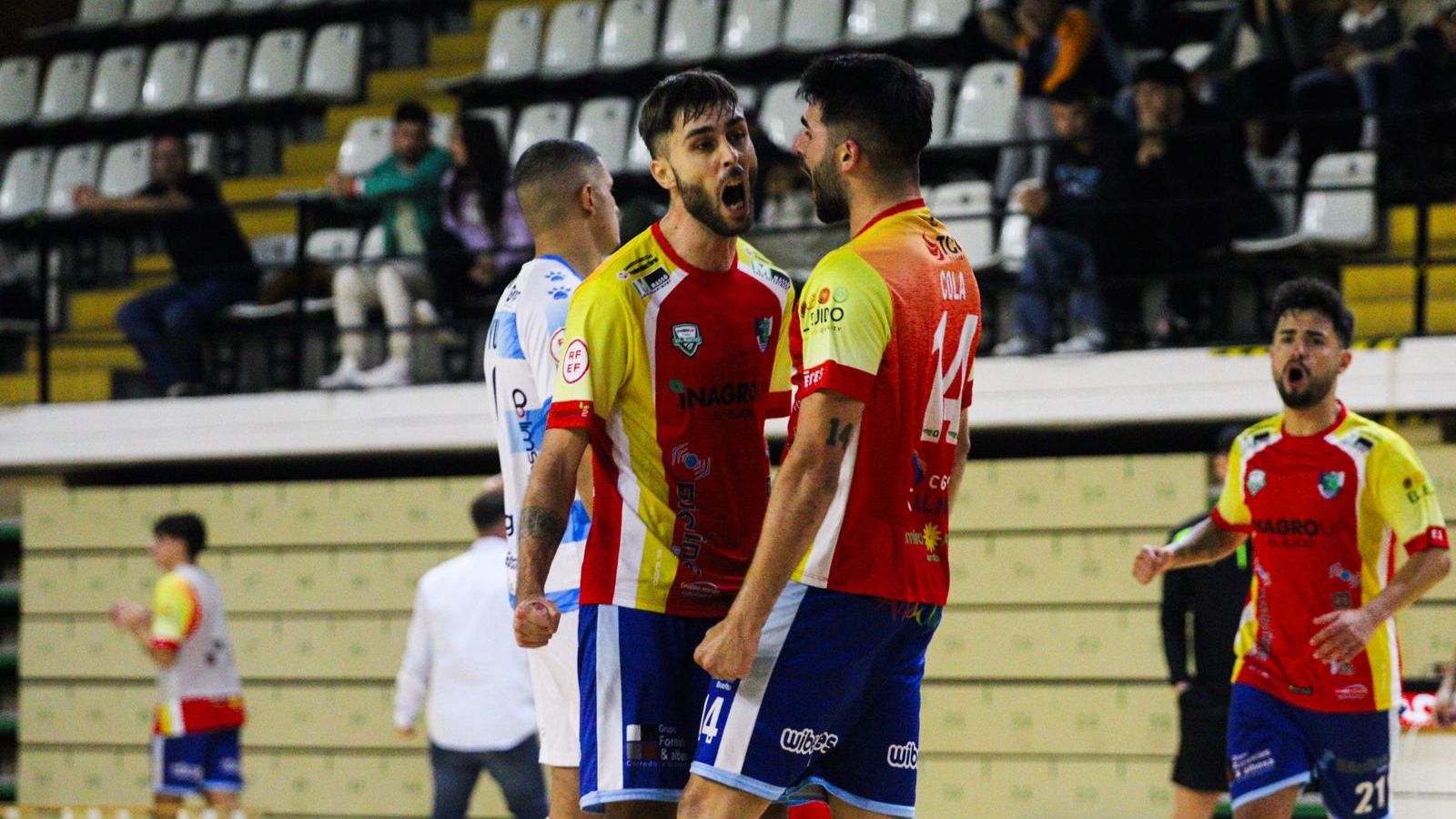 Cola celebra junto a David Señoret uno de los goles del pasado sábado en la visita de los celestes a Málaga.