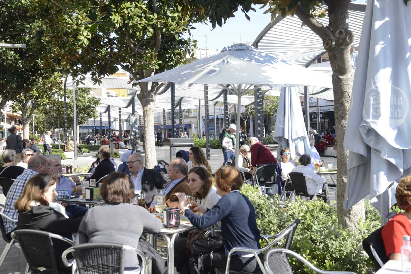 Una terraza de hostelería en la Plaza Costa del Sol, en Torremolinos.