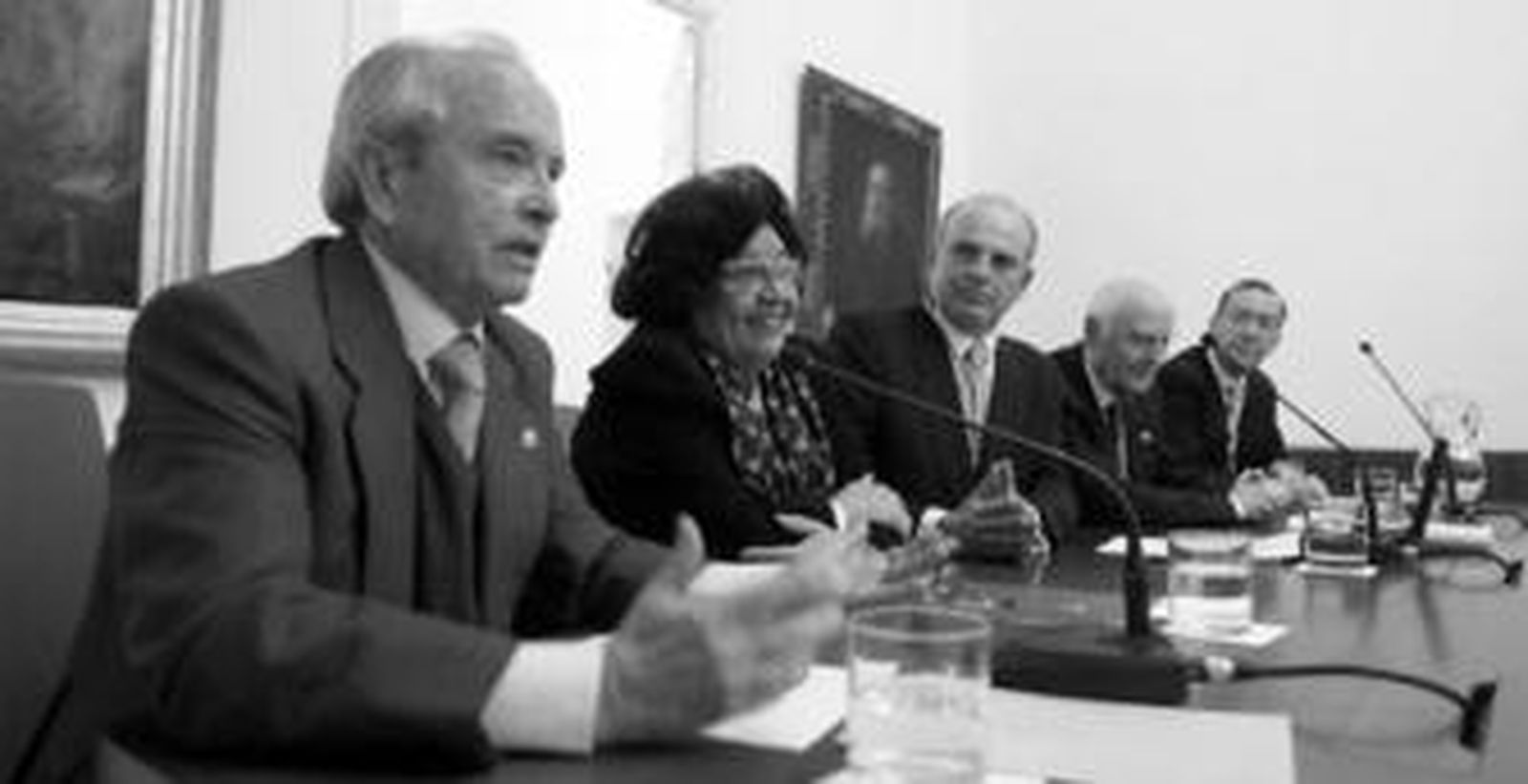 Juan Antonio Carrillo Salcedo (izda.), junto a su presentadora, Pilar Paz Pasamar, y Rafael Sánchez Saus, director de la institución.