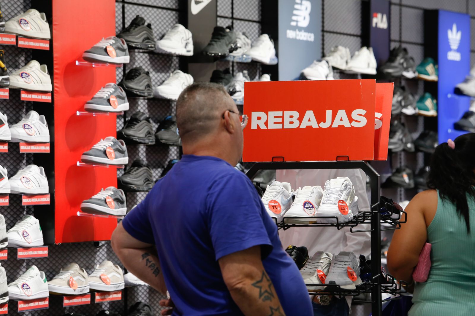 Arranque de las rebajas de verano en el centro comercial Puerta Europa de Algeciras, en imágenes