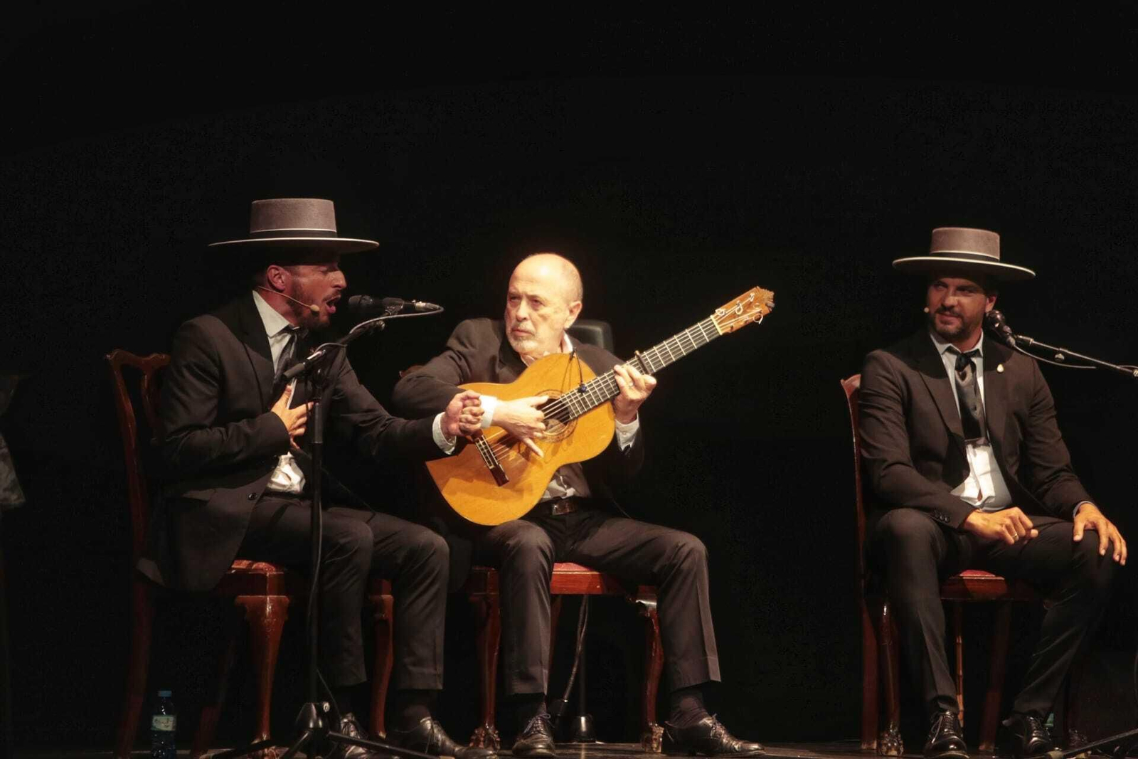 David Palomar, Rafael Rodríguez y Jesús Méndez, como los hijos del Mellizo y el guitarrista El Pollo, el sábado en el Gran Teatro Falla.