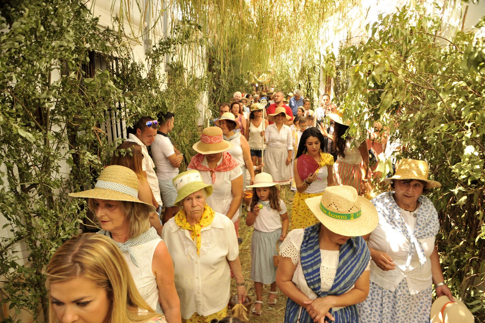 Imagen de archivo del desfile de las pastoras por uno de los sombríos callejones de El Gastor.