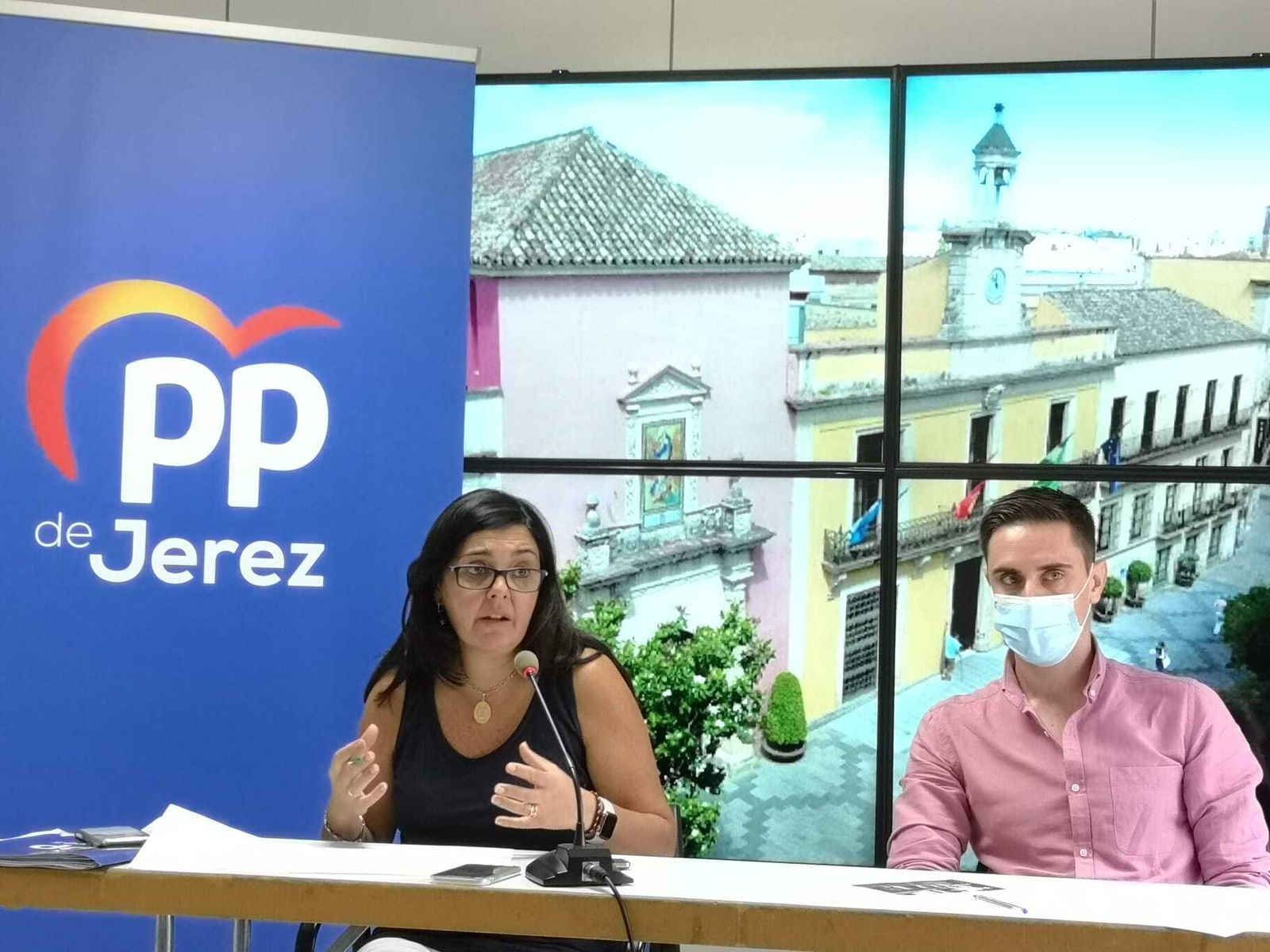 Imagen de la rueda de prensa ofrecida este viernes por Rosario Martín y Jaime Espinar.