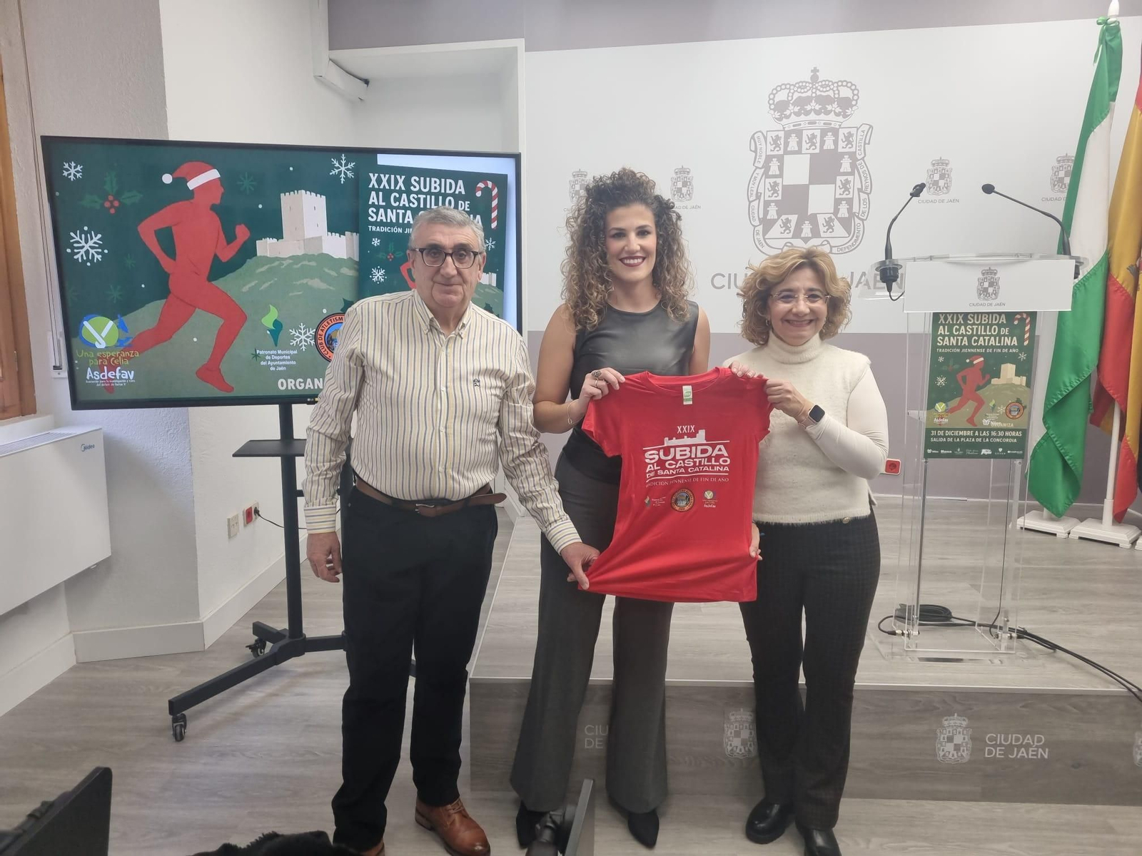 Beatriz López, junto a Felipe Cano y María José Extremera.