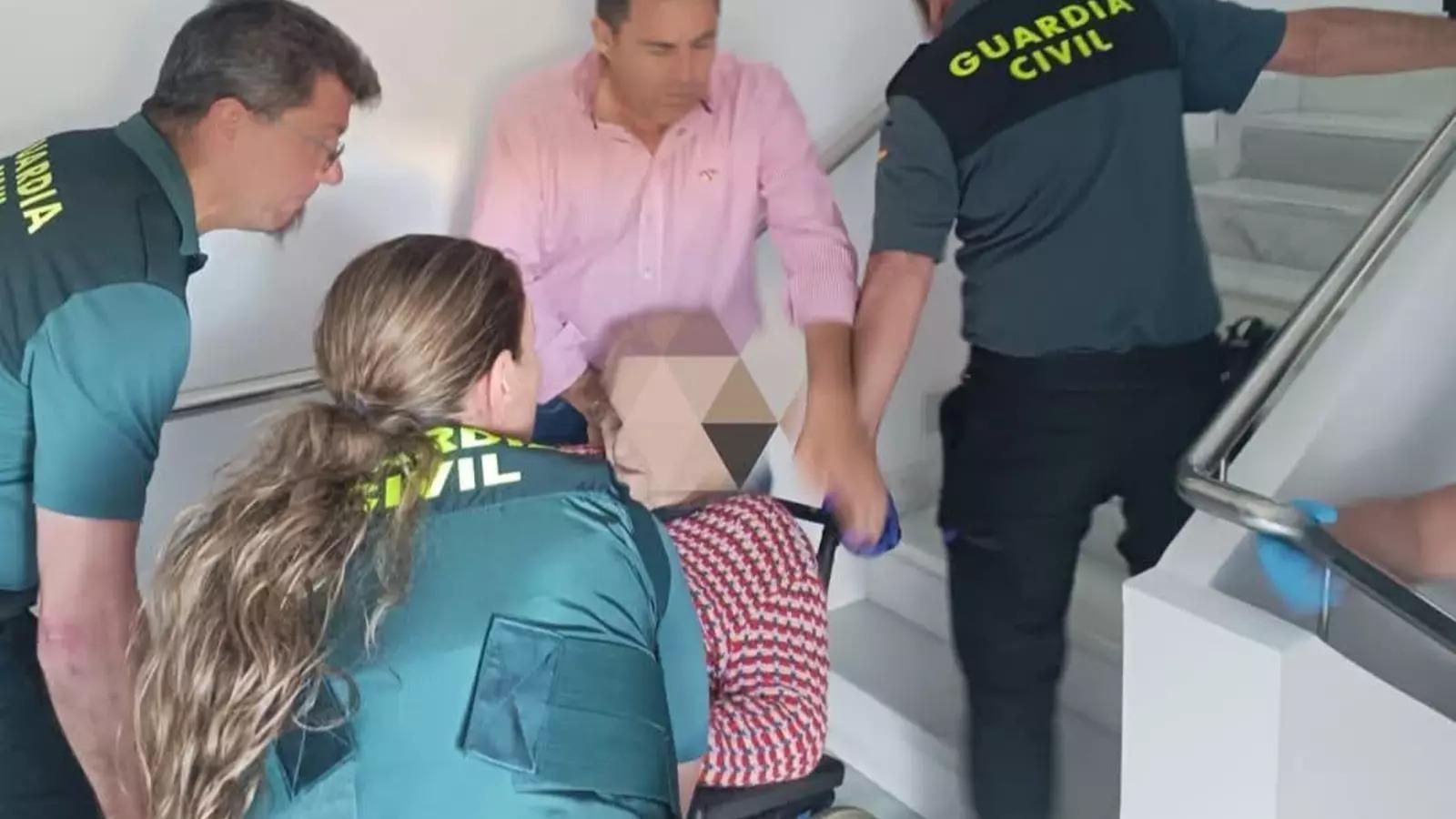 Guardias civiles ayudaron a subir a sus habitaciones a ancianos en Conil.