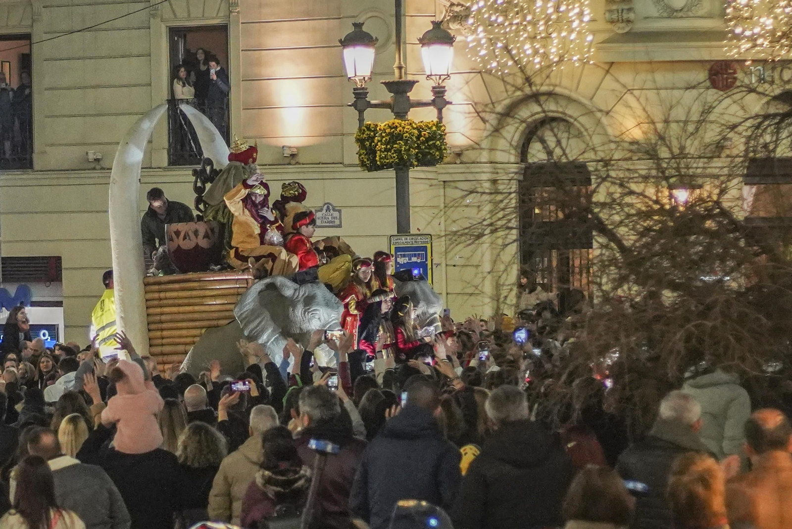 La cabalgata de los Reyes Magos de Granada, en imágenes