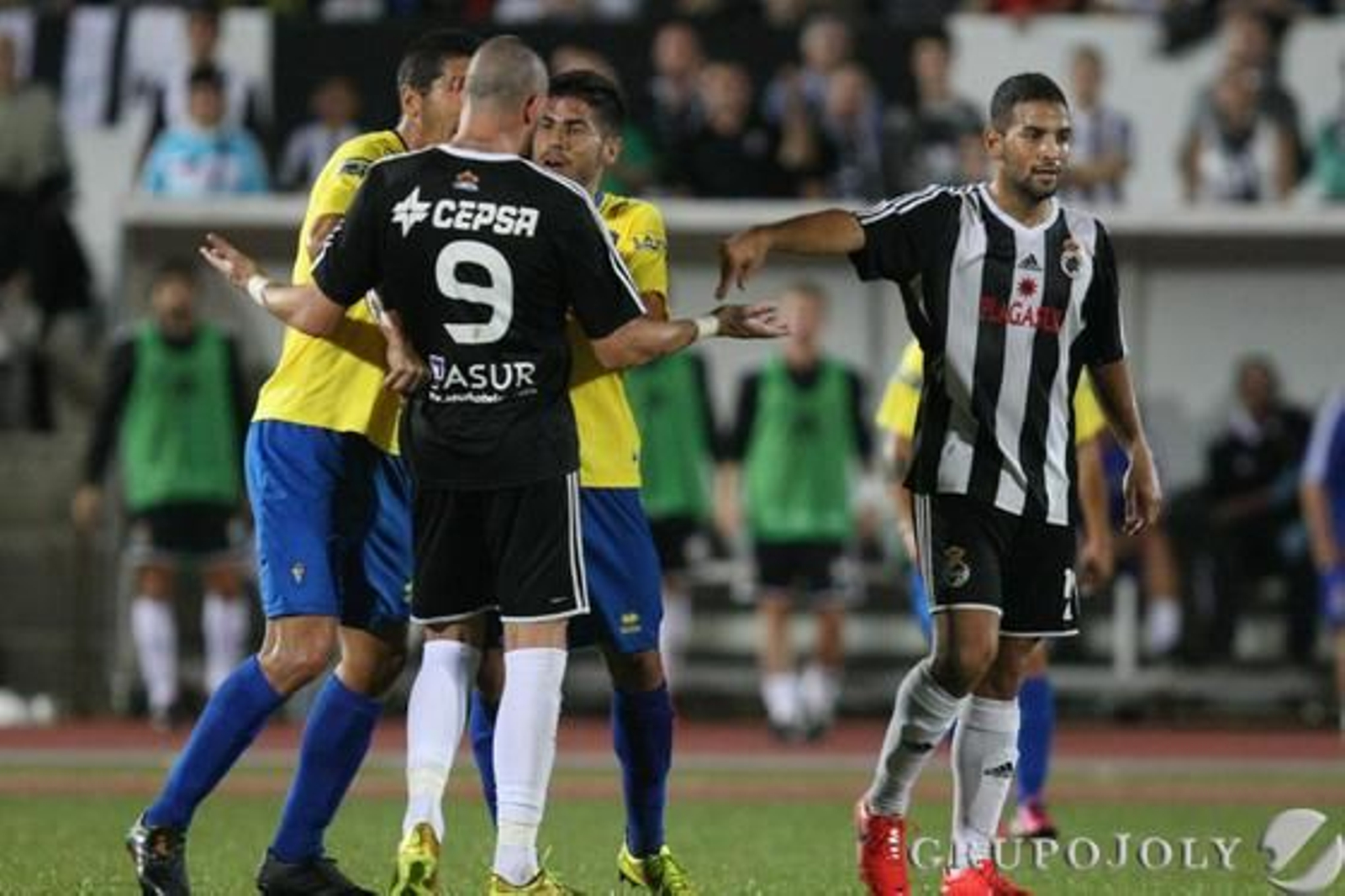 Discusión entre Copi y Juanma Espinosa, con Garrido de mediador. 

Foto: Paco Guerrero