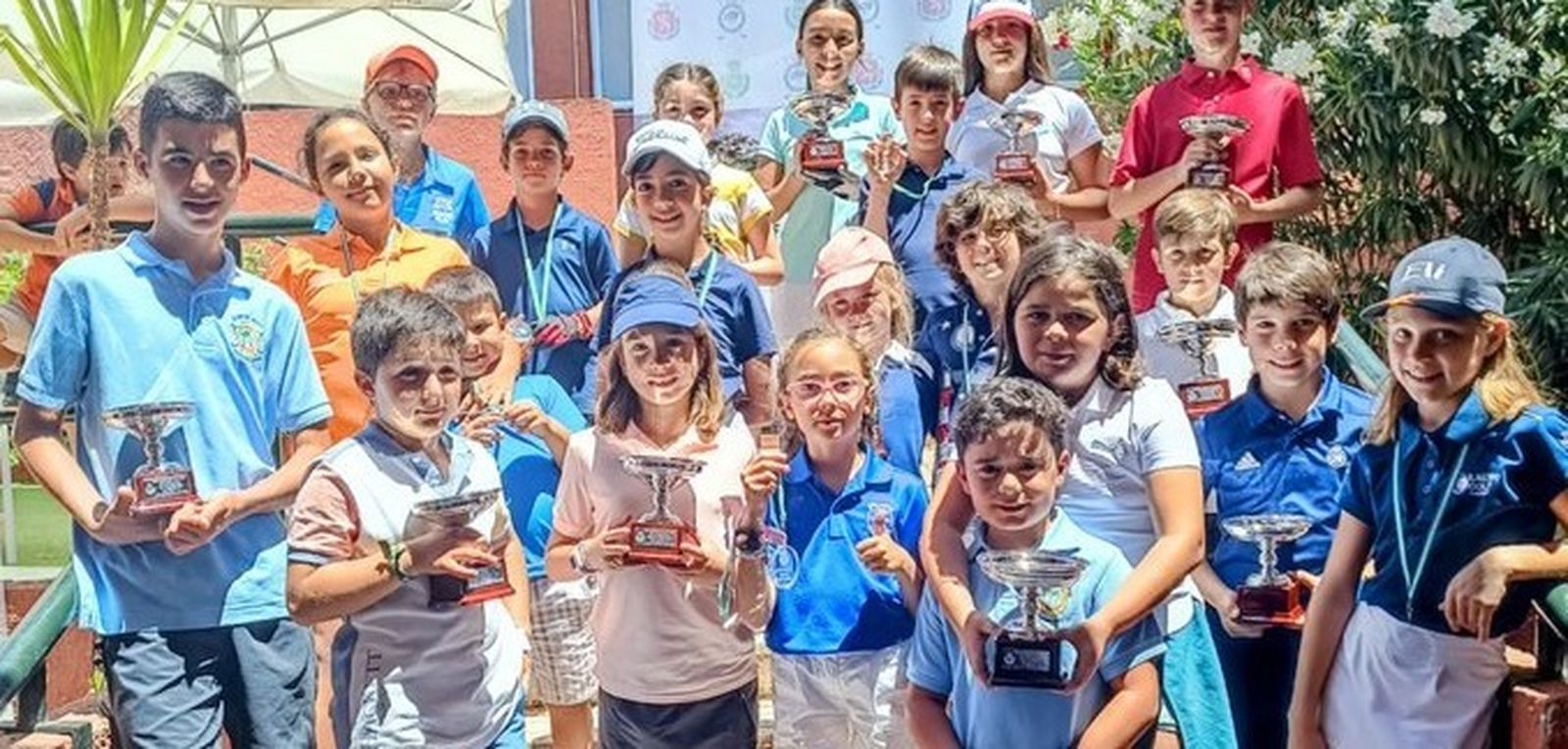 Los participantes del Pequecircuito, con sus trofeos.