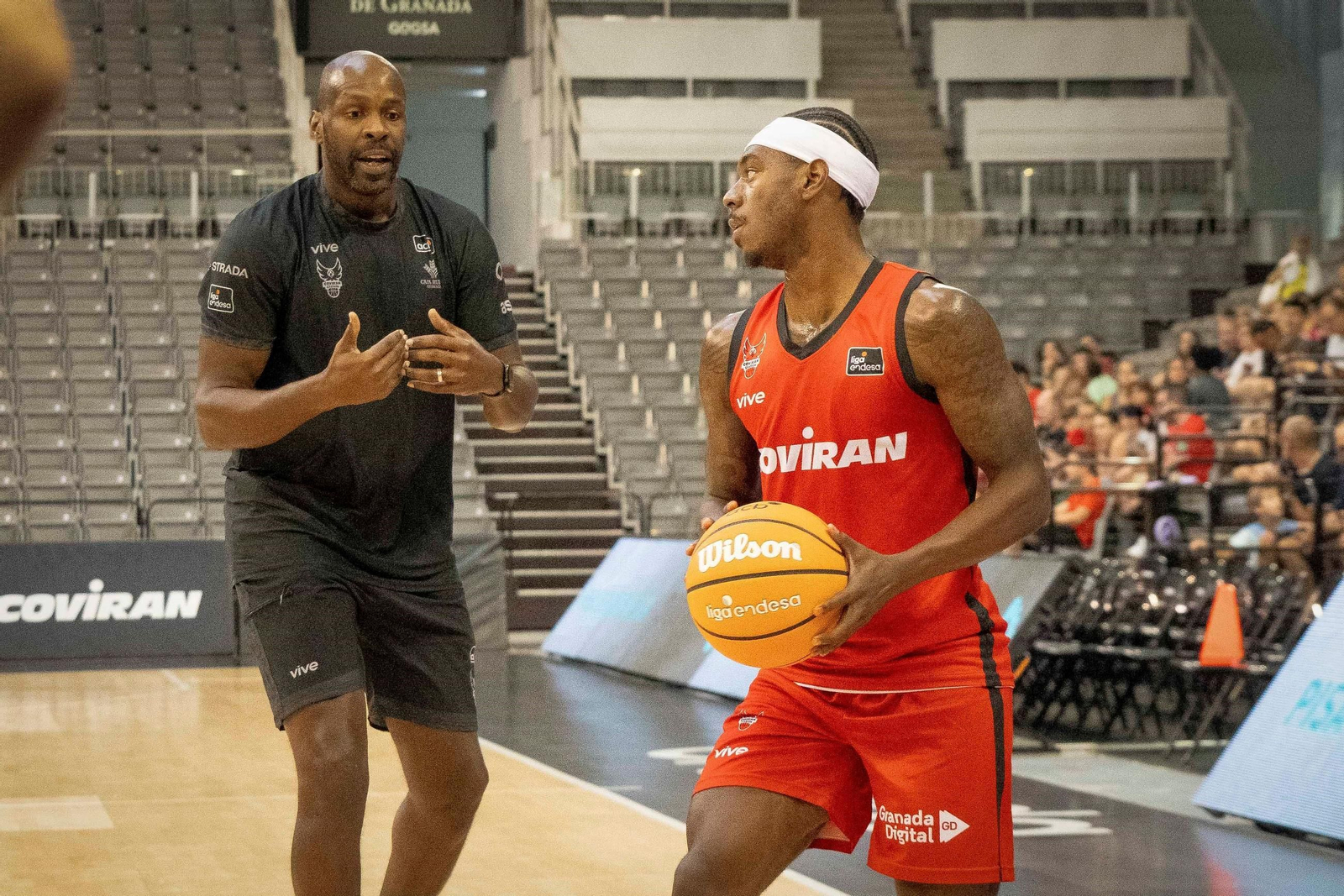 Las imágenes del entreno a puerta abierta del Covirán Granada en el Palacio