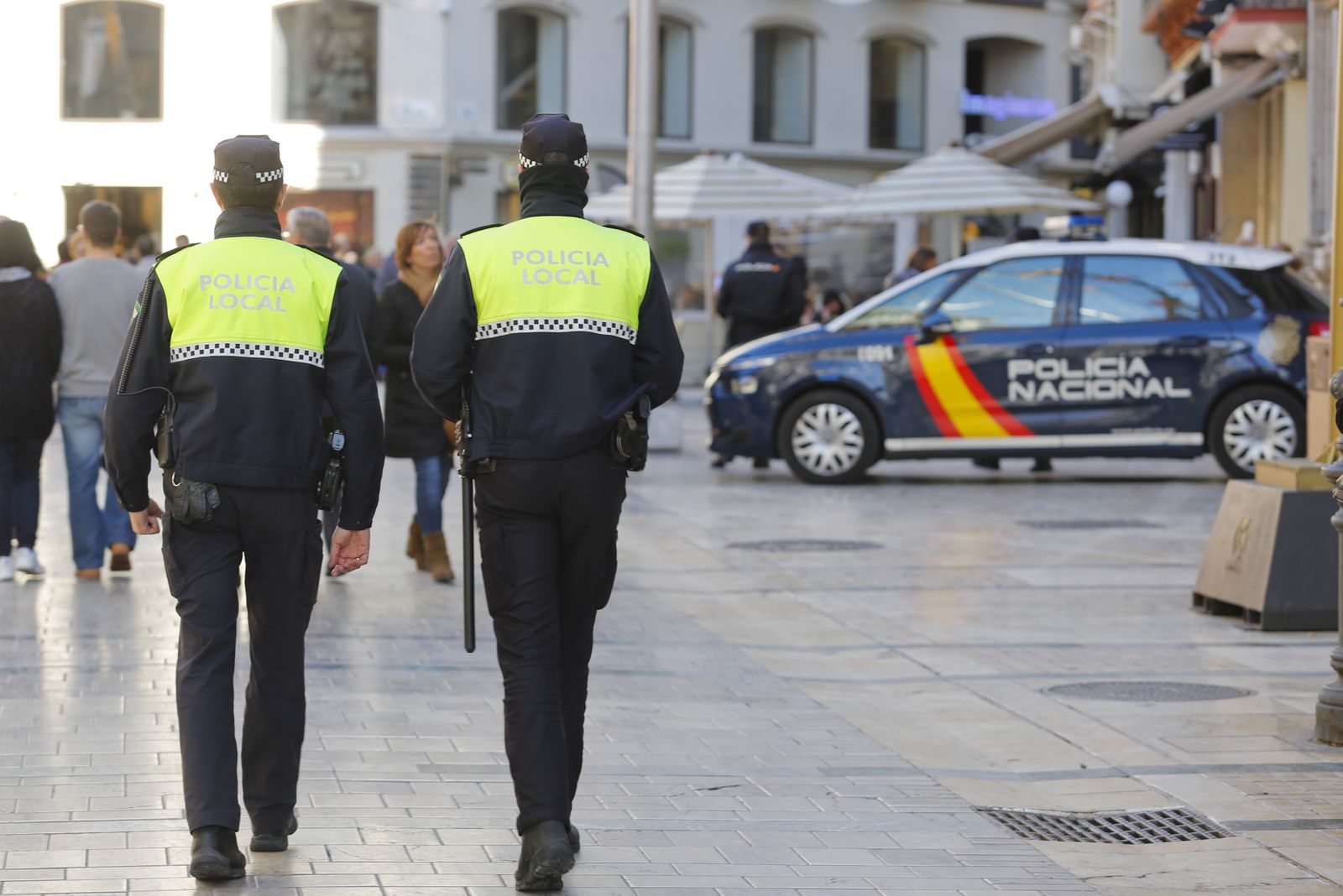 Dos policías locales en el centro de Málaga