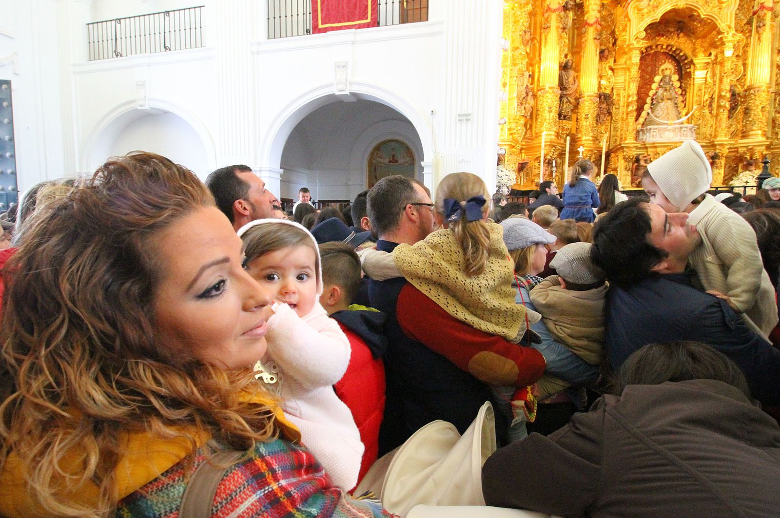 El Rocío celebra La Candelaria con la presentación de los niños a la Virgen, en imágenes