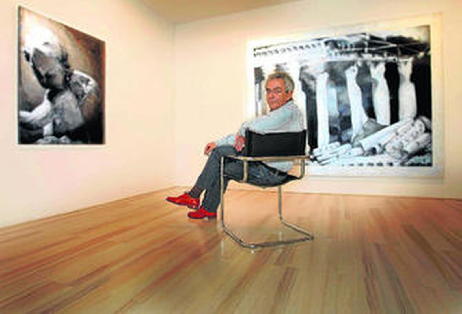 El pintor tarifeño Chema Cobo.