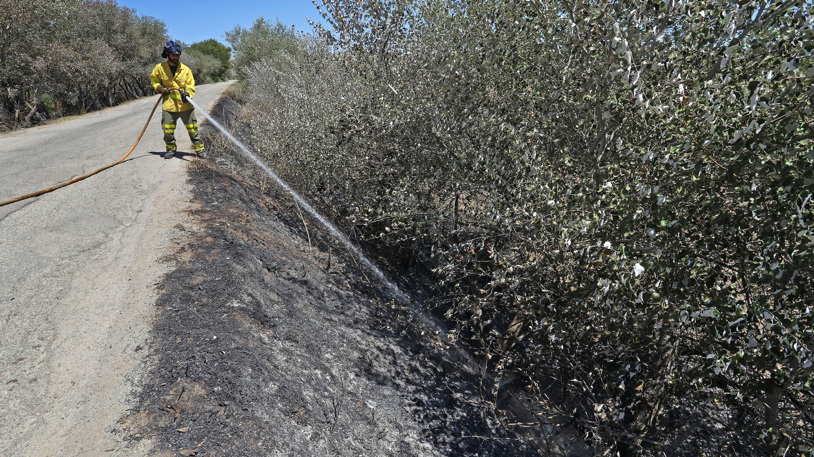 Infoca refresca la zona del incendio en La Ina