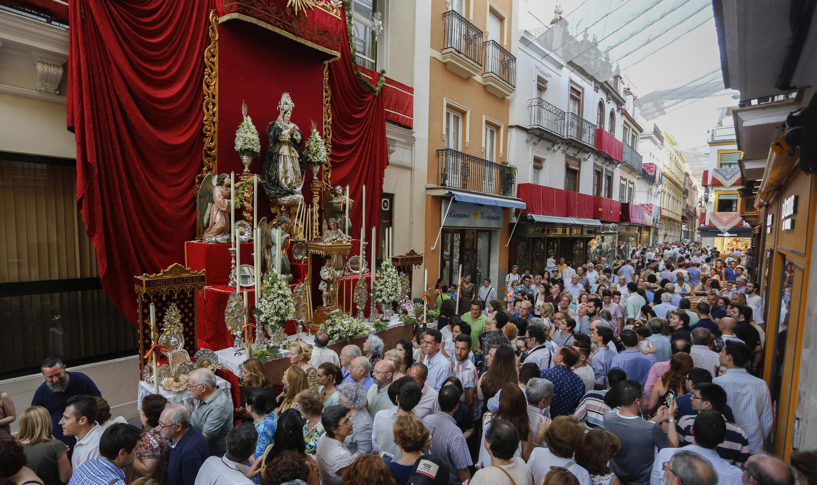 Uno de los altares instalados el año pasado en la calle Sierpes.