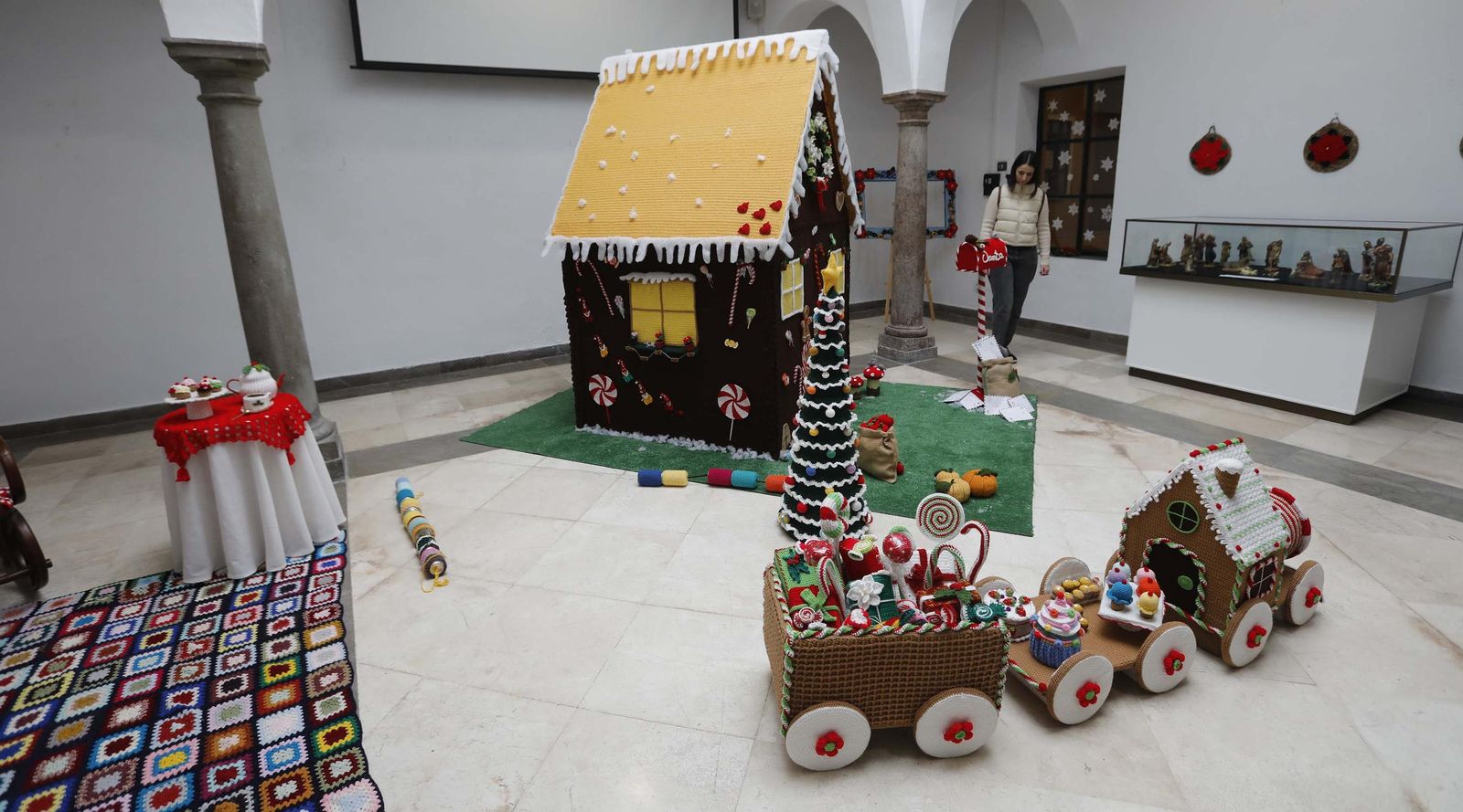 Hilos de Navidad: Las tejedoras de Recrearte llenan el Museo Municipal de Algeciras con las decoraciones en coché