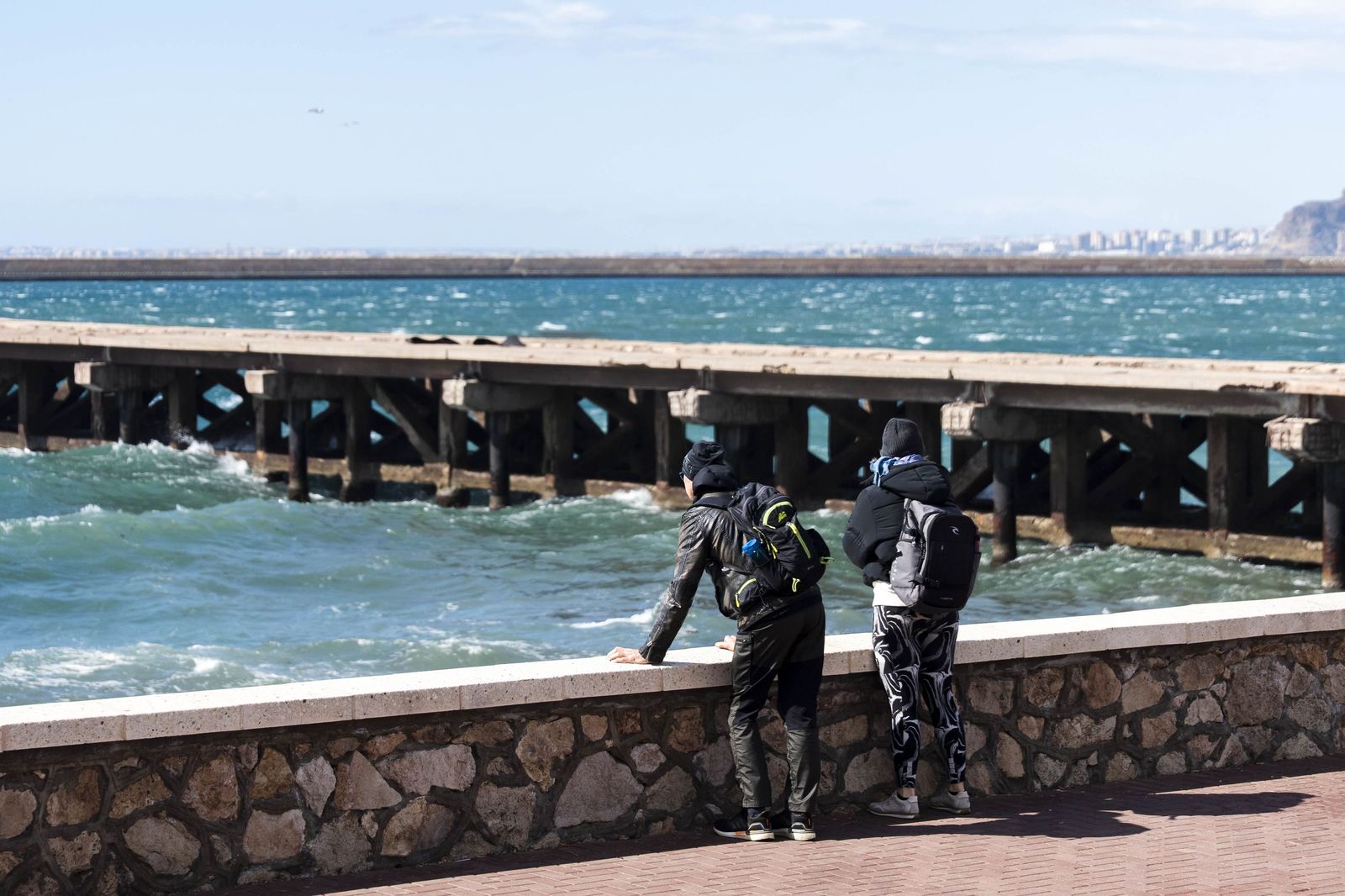 Las imágenes del viento que sacude Almería con rachas de hasta 93 km/h
