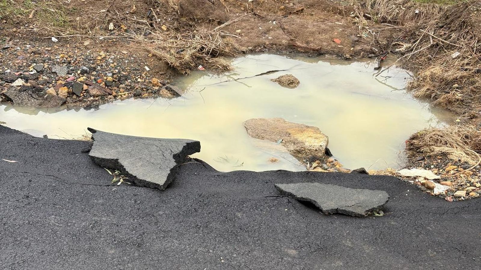 El alquitrán que el Ayuntamiento puso en la calle Douglas en noviembre de 2025 ya está levantado o resquebrajado.