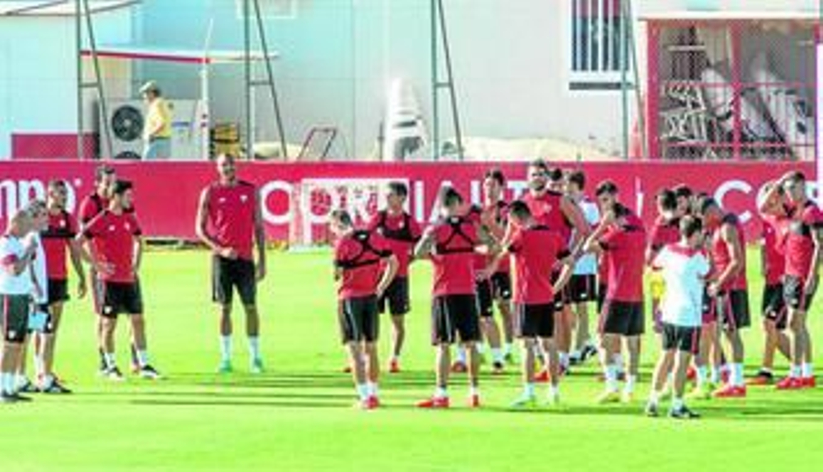 Los jugadores de la plantilla sevilista se reúnen en torno a Sampaoli antes de la primera charla del entrenamiento de ayer en la ciudad deportiva.