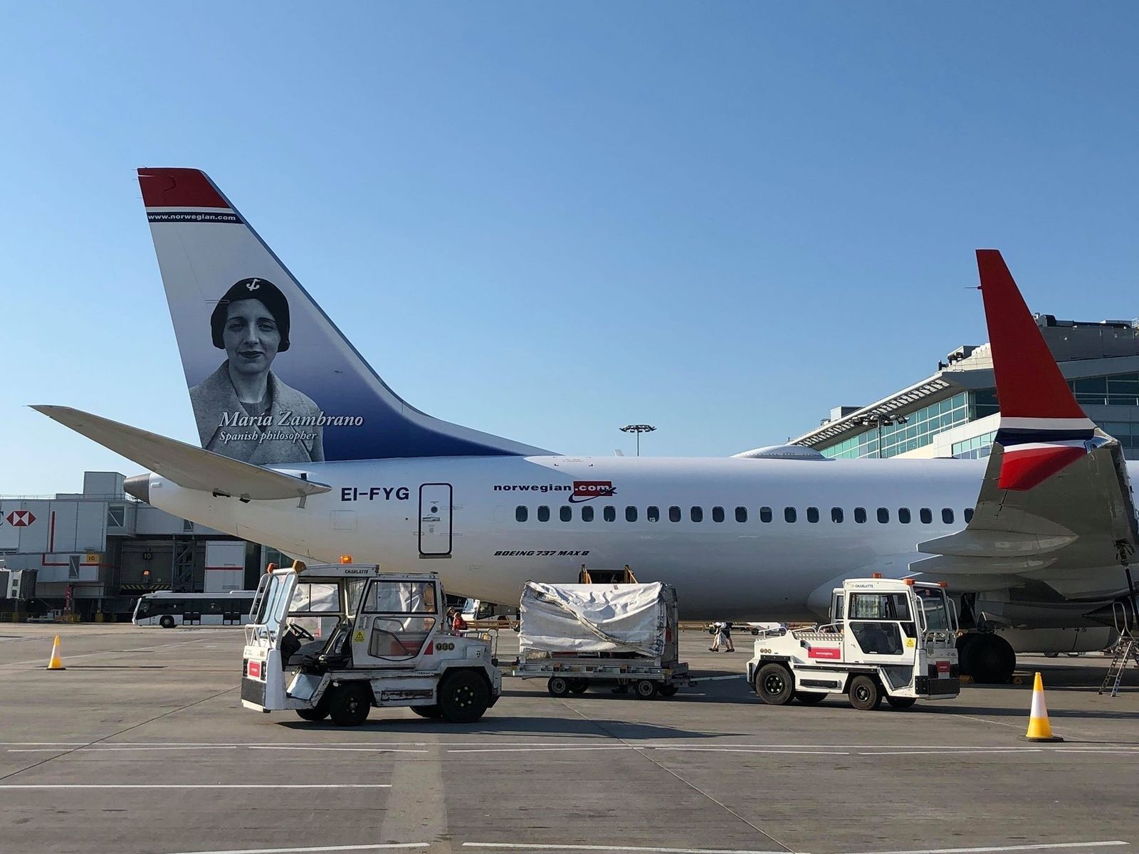 El Boeing 787 de Norwegian, con una imagen de Zambrano en la cola