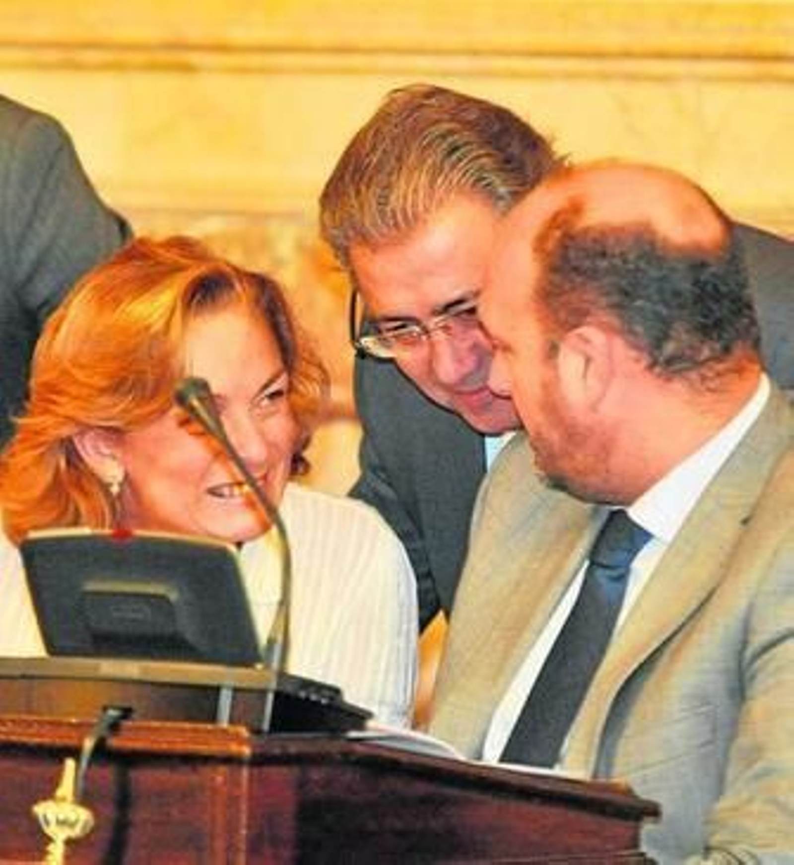 La delegada Lola de Pablo, junto al alcalde y el concejal Curro Pérez, durante el último Pleno municipal.