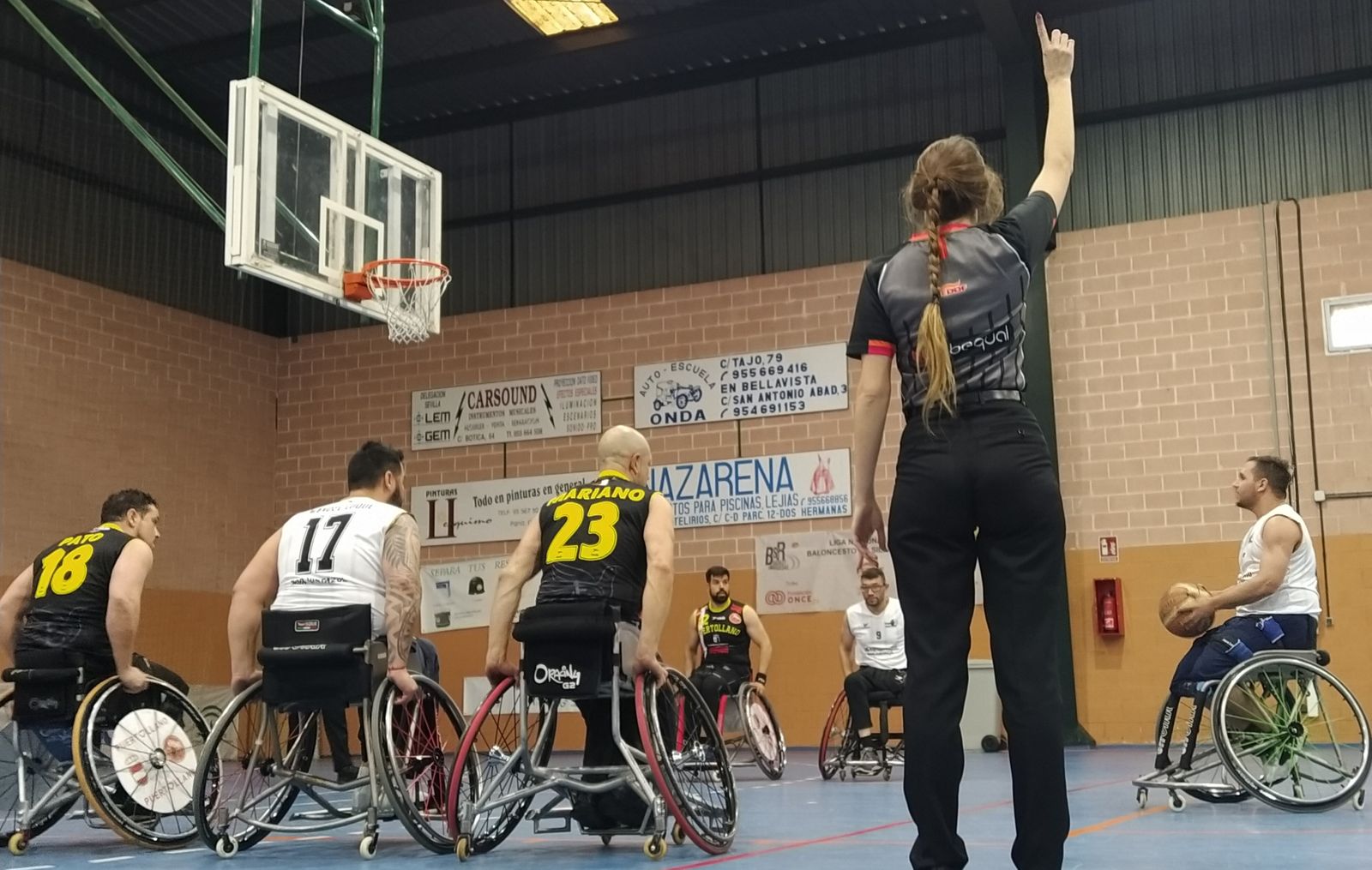 El BSR Vistazul lanza un tiro libre contra el BSR Puertollano.