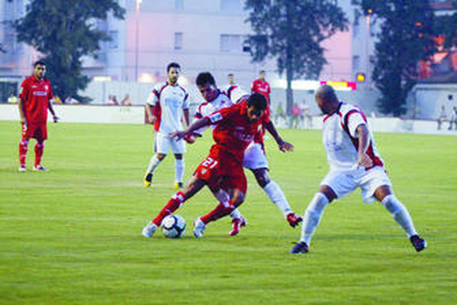 El chiclanero Carlitos comete falta sobre el argentino Acosta.