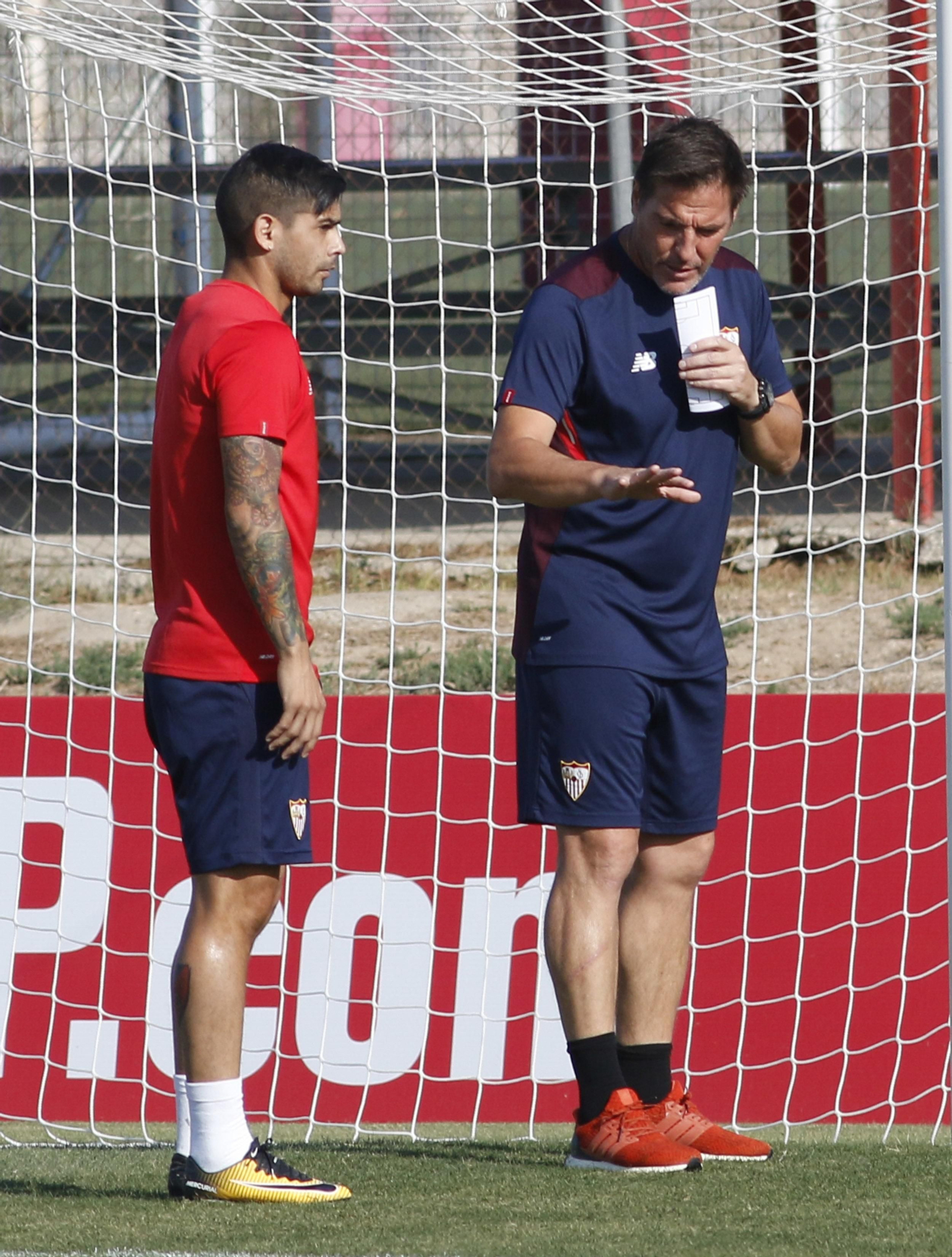 Éver Banega escucha las explicaciones de Berizzo.