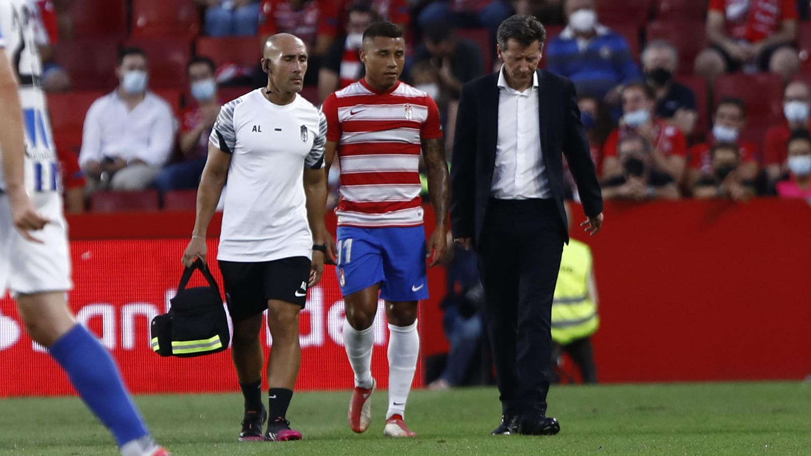Salvador Castillo acompaña a Machís y Alberto Lara en el duelo ante la Real Sociedad.