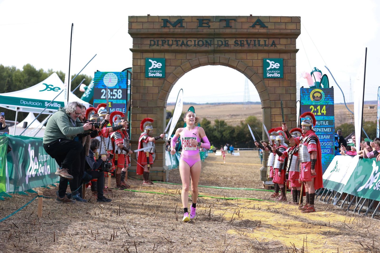 María Forero cruza la meta en el Cross de Itálica.