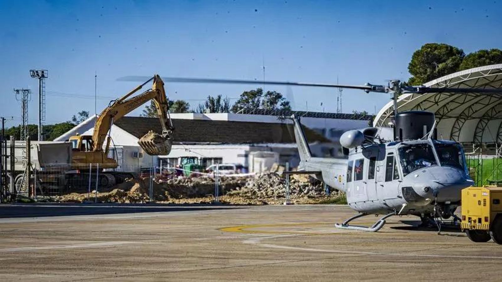 Imagen de obras en la zona de la Flotilla de Aeronaves de la Armada en la Base de Rota, en una imagen del verano pasado.