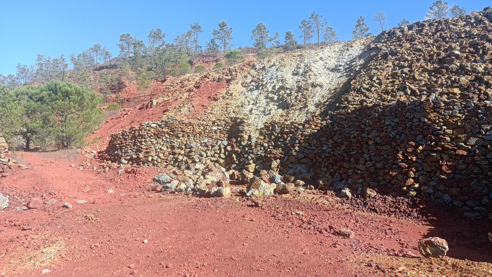 La rojiza tierra roja nos da las claves de por qué el río tiene el color tan característico.
