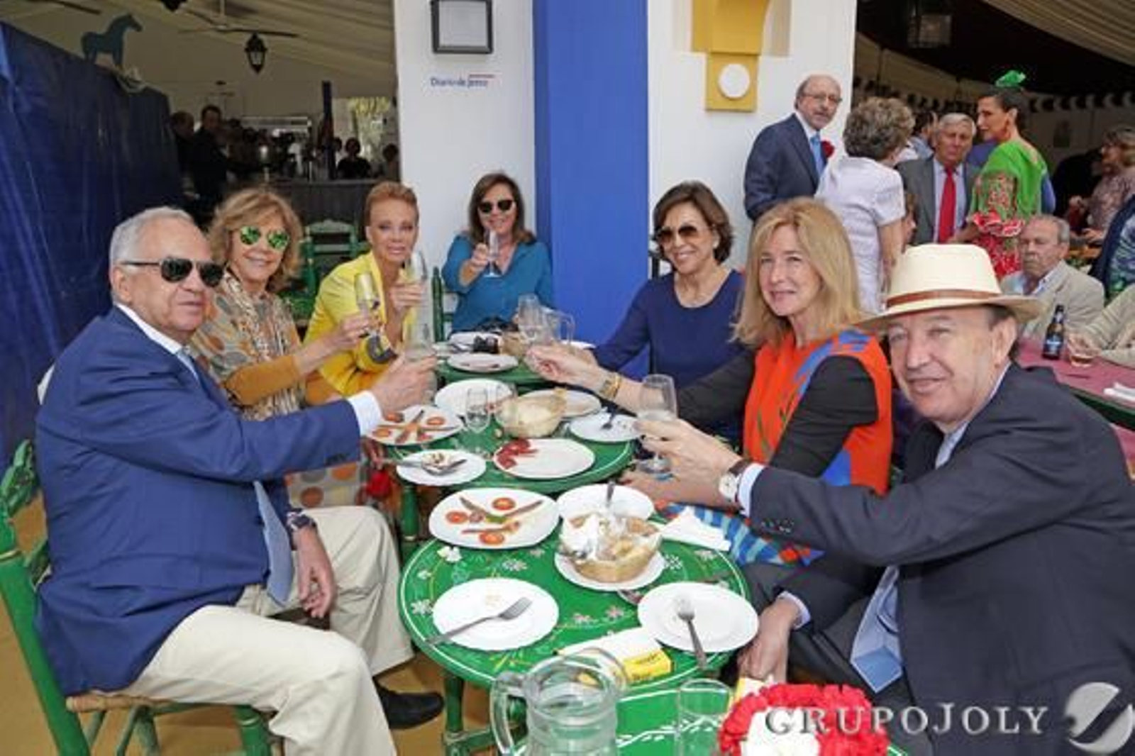 Quina Martínez de Salazar, Auxi Martínez de Salazar, la cantante Paloma San Basilio, Jesús González, Antonio Pérez, Concha Baras y Marga de Miguel disfrutan de la jornada del viernes de Feria en la caseta de Diario de Jerez.  Foto: Vanesa Lobo
