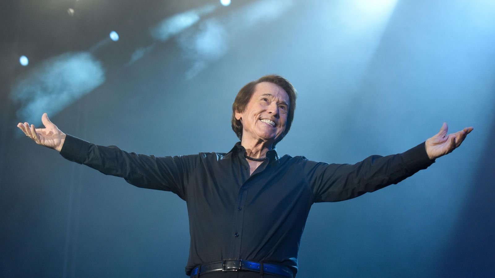 El cantante  Raphael en uno de sus típicos gestos