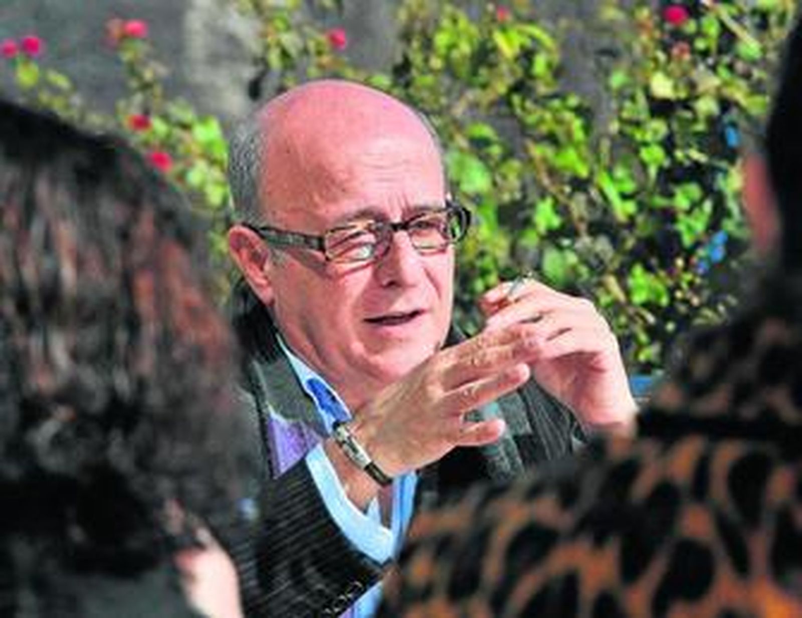 Manuel Llanes, fotografiado en los jardines que rodean el Teatro Central.