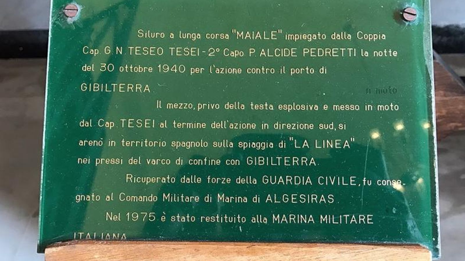 Cartela informativa situada sobre el pie derecho de la peana del torpedo de Tesei en Varignano en la que se describe la trayectoria del mismo desde su salida a la playa del Espigón en La Línea.