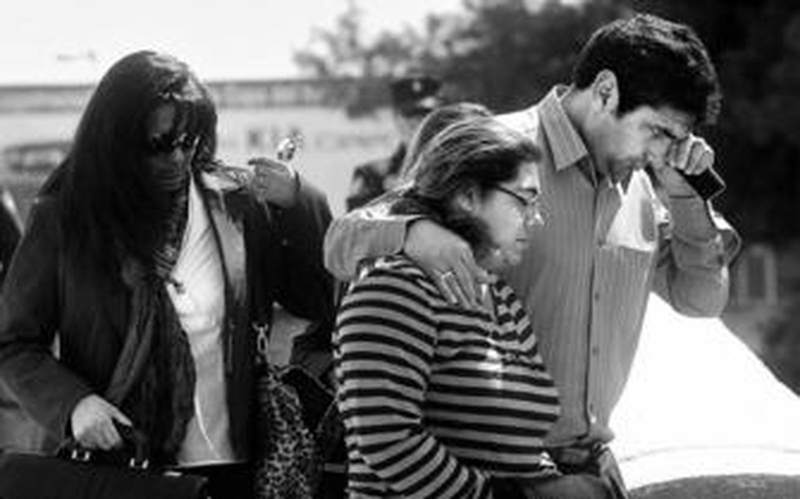 Juan José Cortés rodea a su esposa, Irene Suárez, tras declarar ayer.