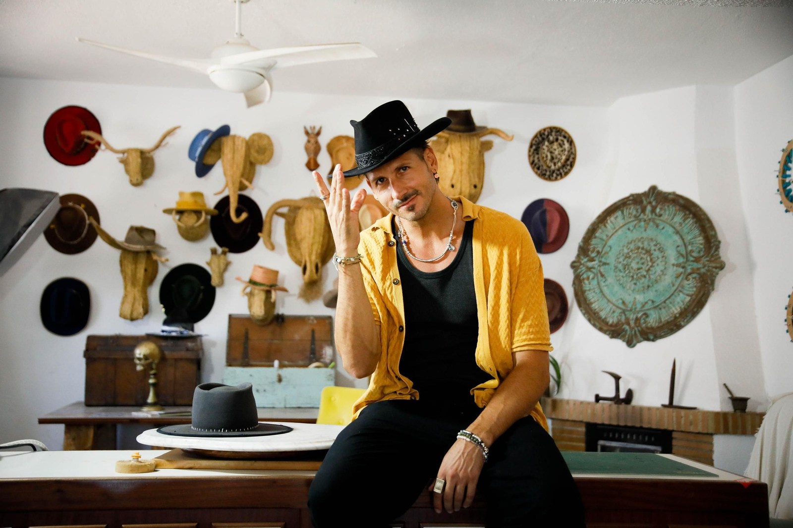 Imágenes del proceso creativo en sombreros de Alejandro Mateo