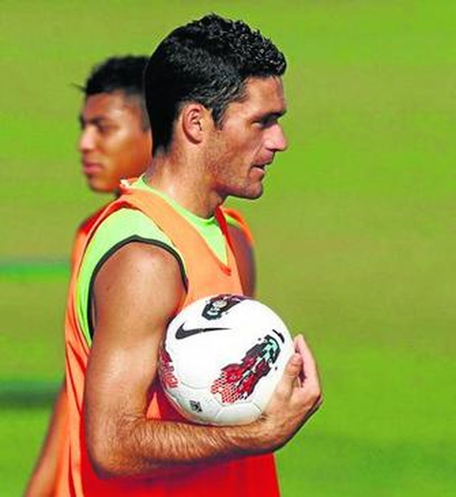 Jorge Molina agarra el balón en un entrenamiento con Jefferson Montero detrás.