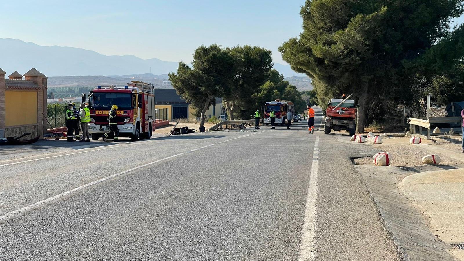 Dos fallecidos y dos menores heridas en la brutal colisión frontal de dos turismo en la N-340 en Vera