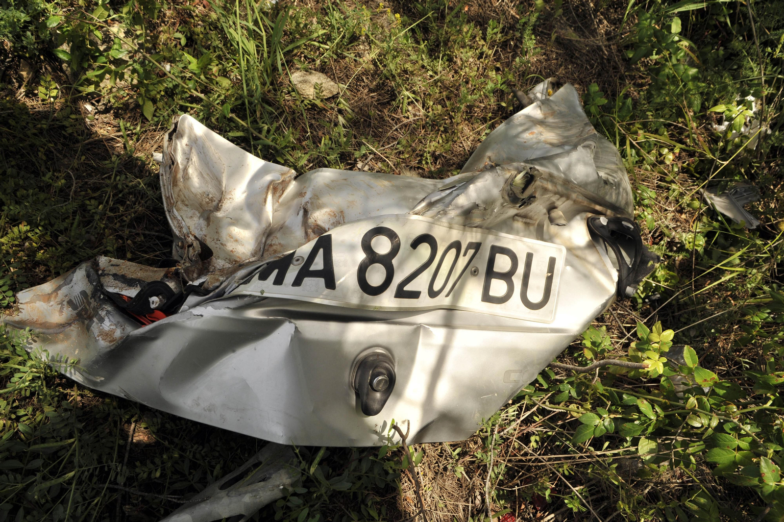 Restos de un vehículo se podía observar ayer en el lugar del siniestro, en un tramo de la A-373.